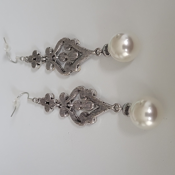 Earrings - Picture 2 of 4